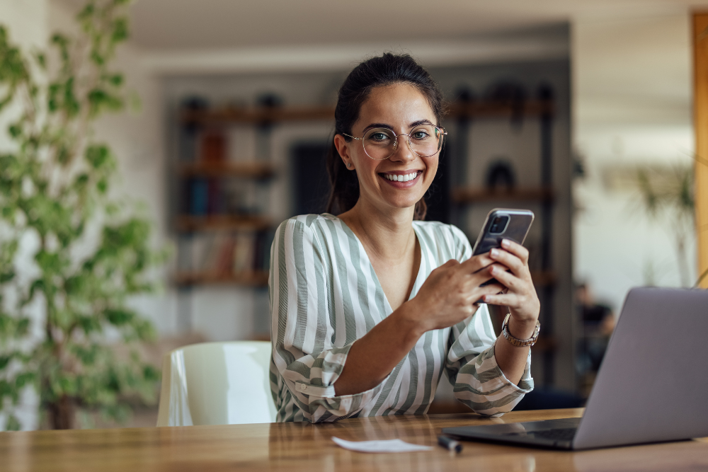 Person mit Smartphone in der Hand