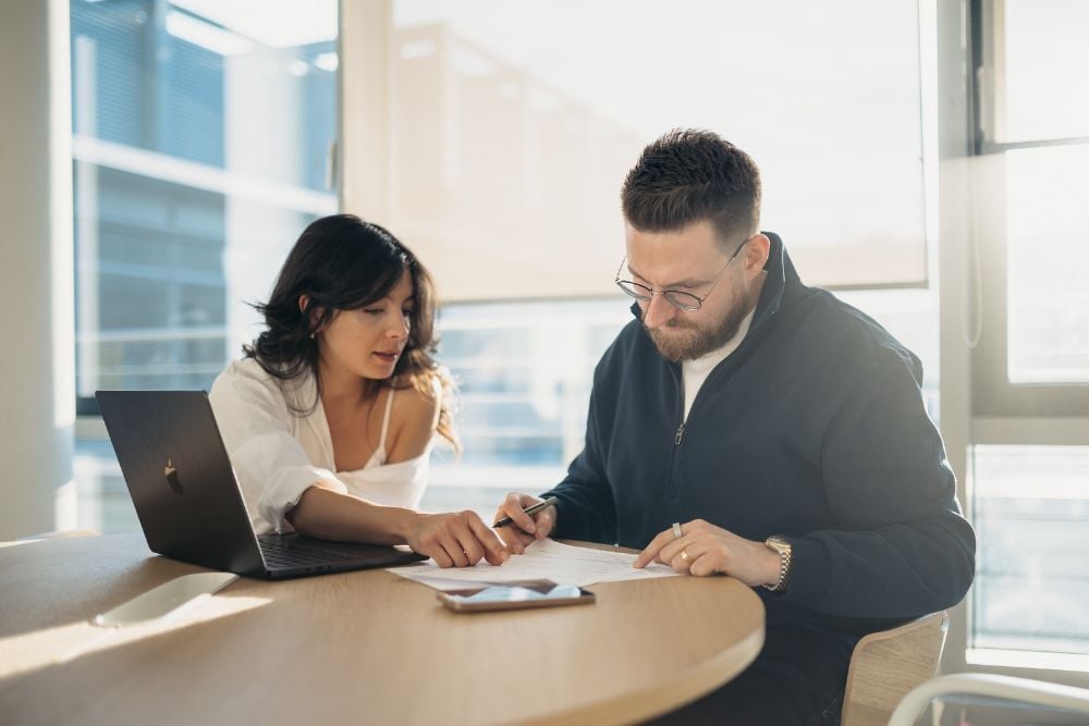 Zwei Geschäftsführende beraten sich über die Strategie zur Change-Story