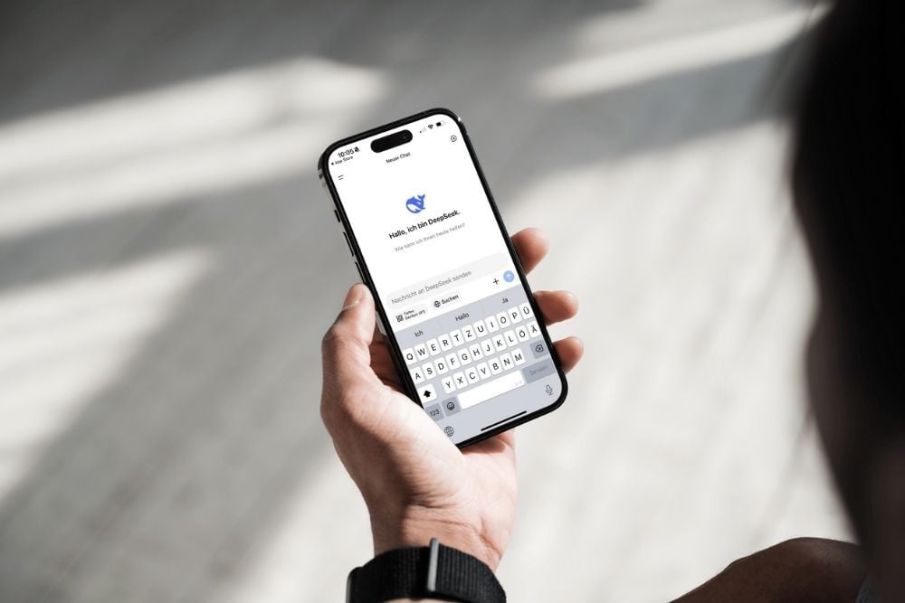 Handy in Hand mit DeepSeek geöffnet