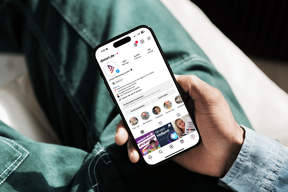 Smartphone mit Instagram Biografie