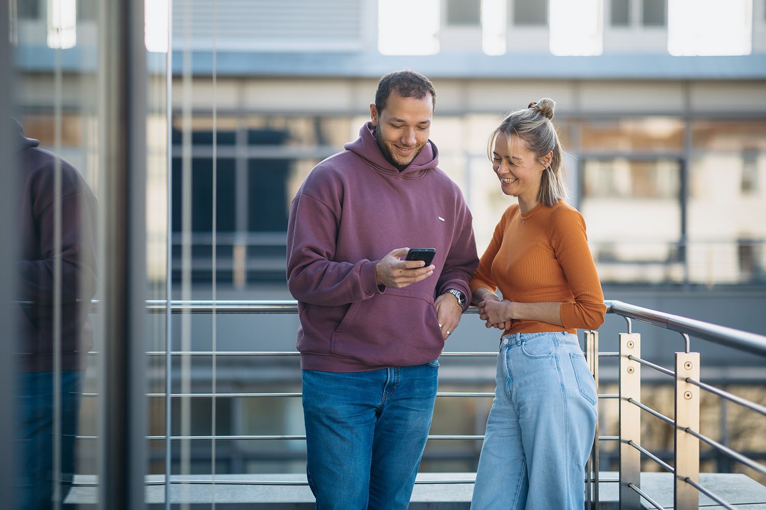 Mann und Frau schauen sich auf dem Smartphone ein Social Media Video an