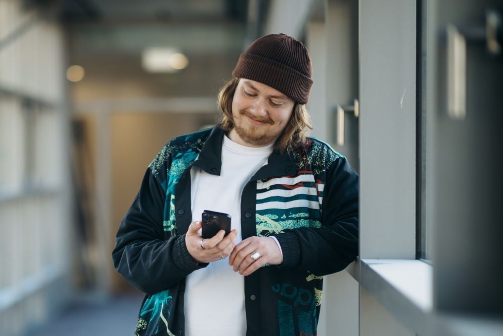 Mann mit Smartphone in der Hand