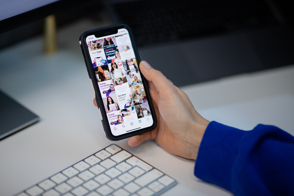 Smartphone mit Instagram geöffnet