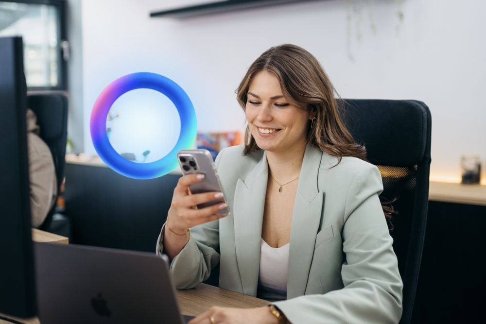 Person mit Handy in der Hand