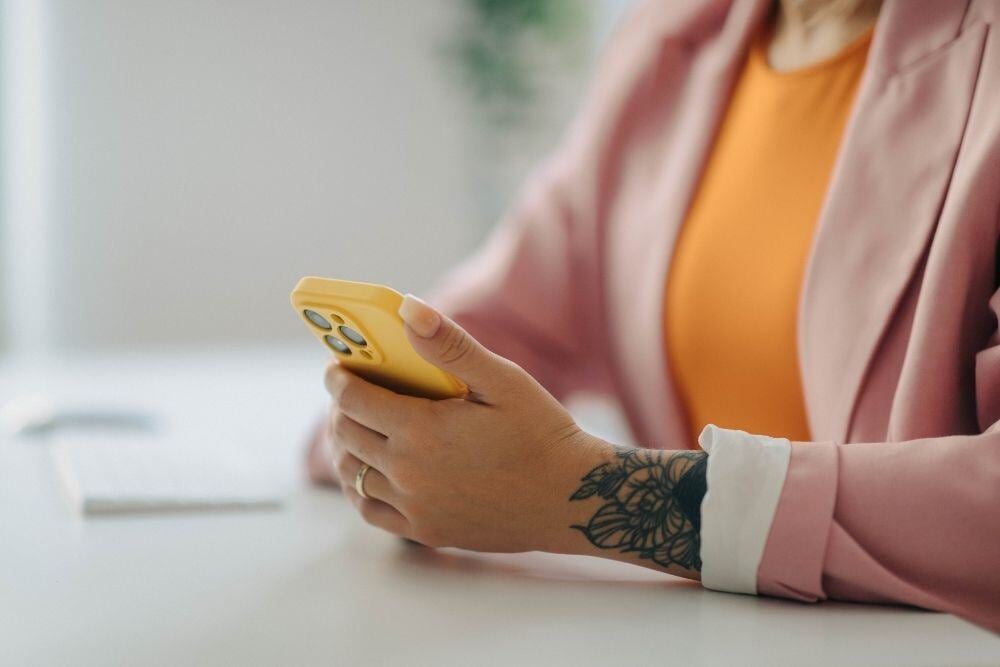 Frau am Smartphone