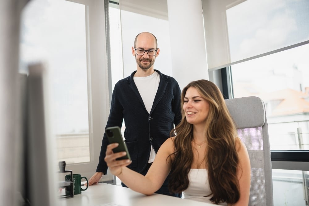 Zwei Personen die auf ein Smartphone schauen