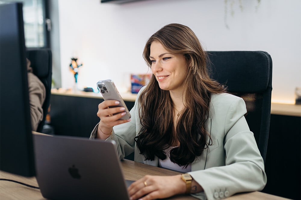 Social Media Managerin bei der Arbeit