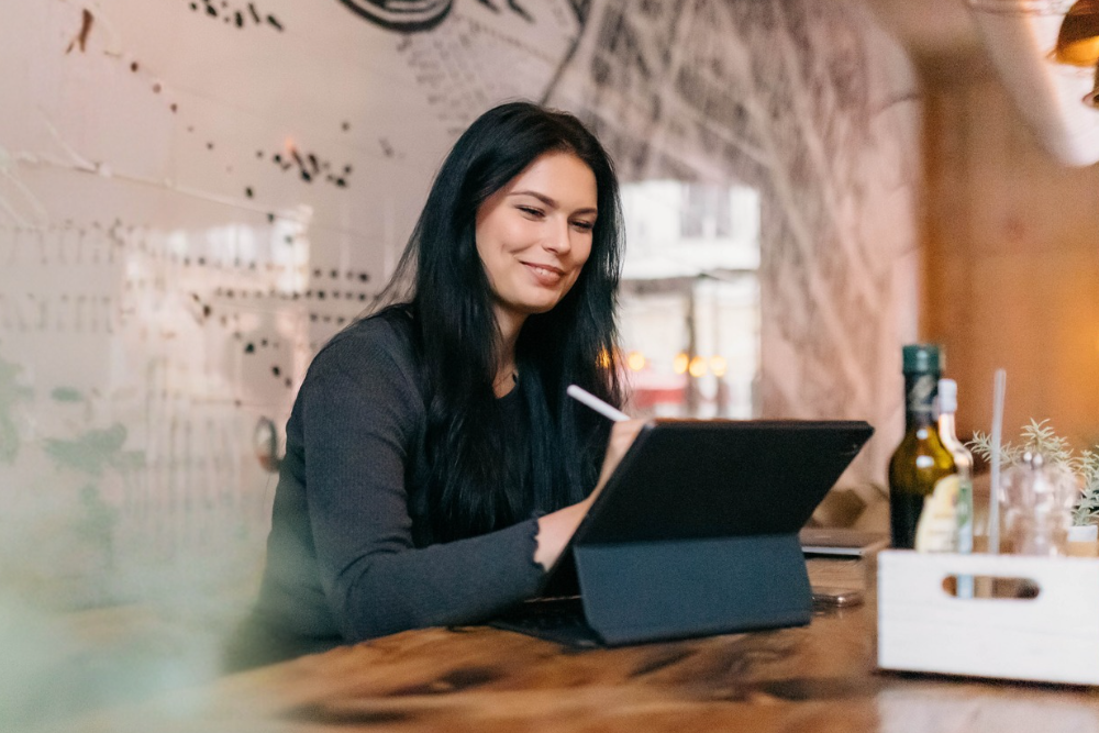 Frau die am Tablet arbeitet