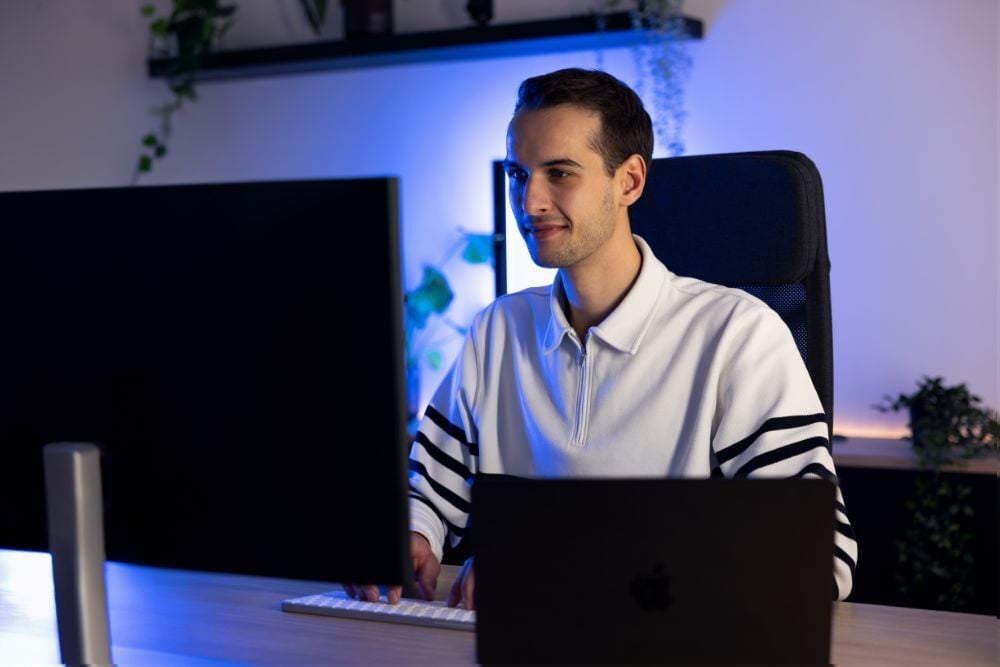 Mann der am Computer arbeitet 