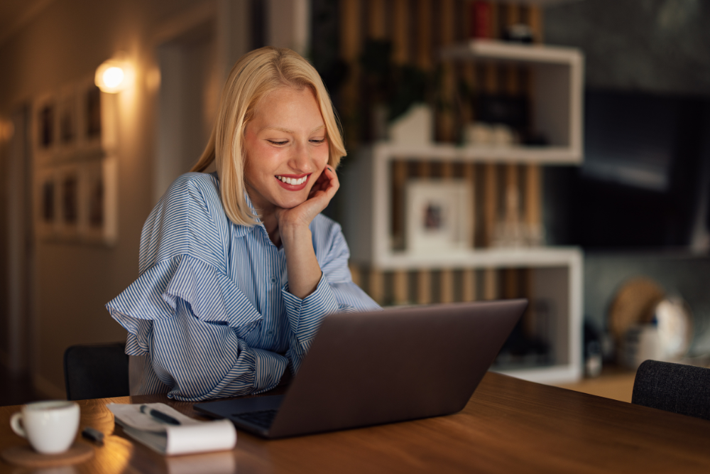 Zufriedene Frau am Laptop