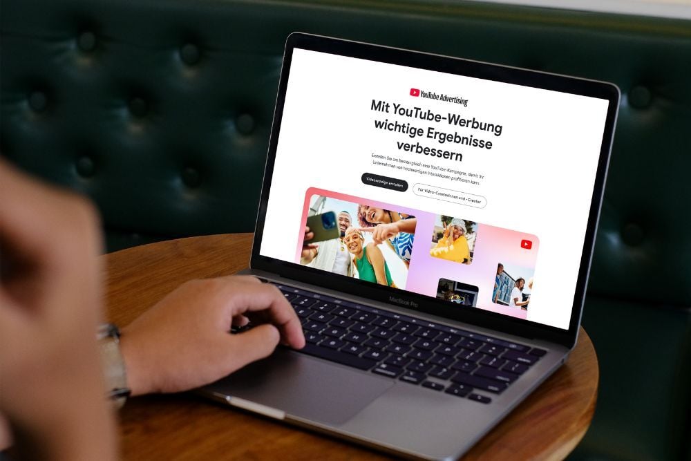 Laptop-Bildschirm mit YouTube geöffnet