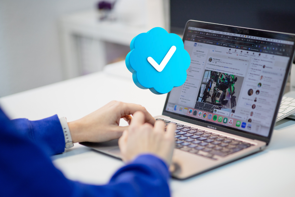 Social-Media-Verifizierung: Blauer Haken bei Facebook, Instagram & Co.
