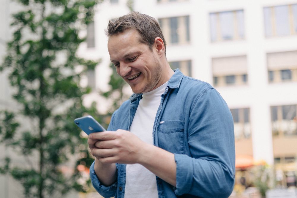 Voice Search: So optimierst Du für die sprachbasierte Suche